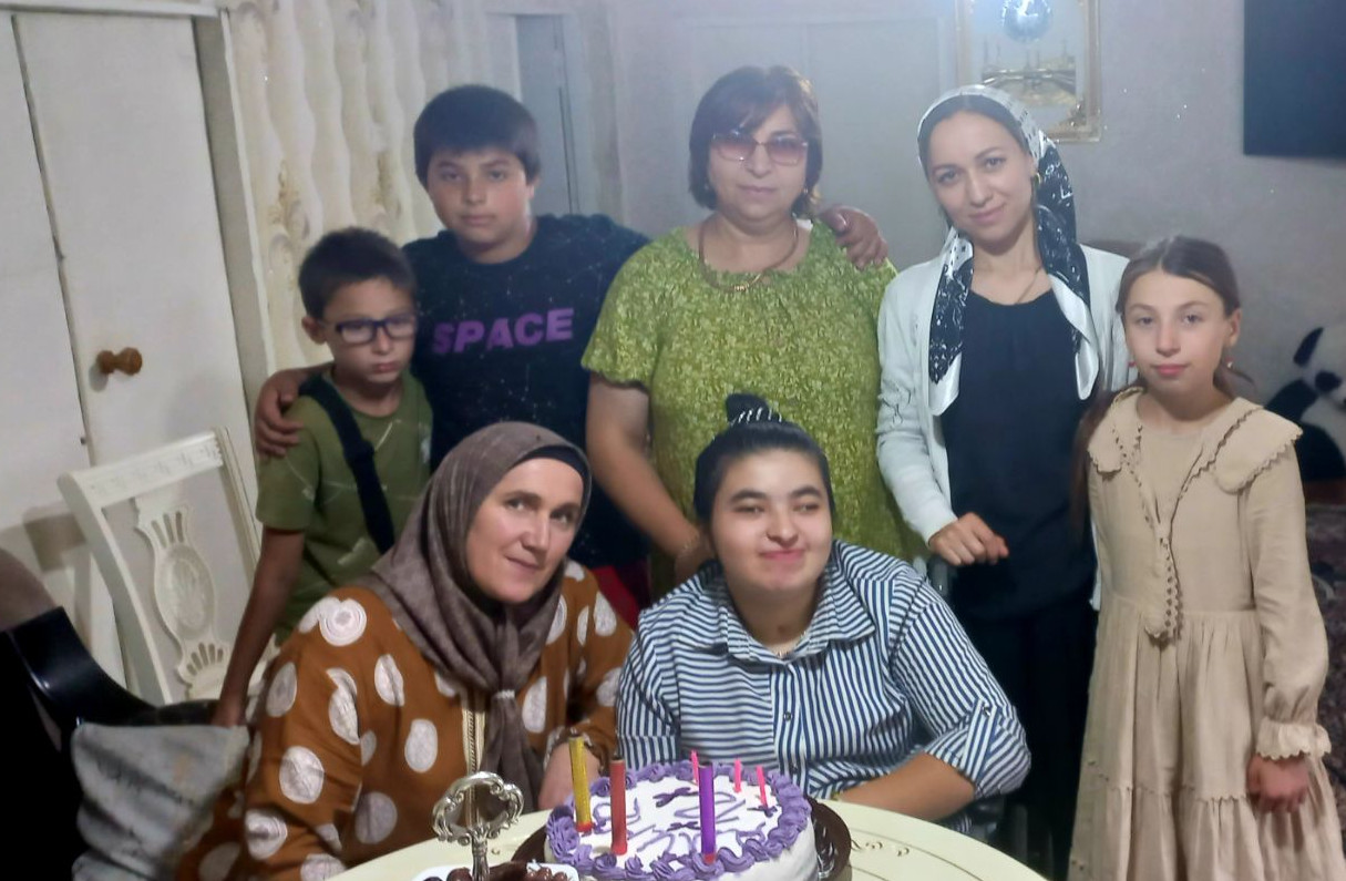 С таким радостным днём специалисты Центра сегодня посетили и поздравили получателя социальных услуг Якубову Амину Разидиновну с 18-летием